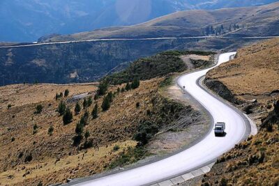 Nuevas Carreteras Conectan Regiones y Potencian la Economía